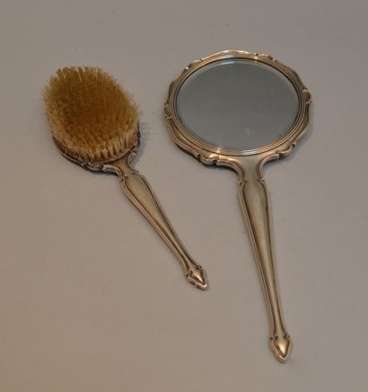 null Une brosse et un miroir en métal argenté