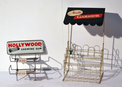 null Deux présentoirs publicitaires en métal de marque Moelle Garnier et Hollywood...