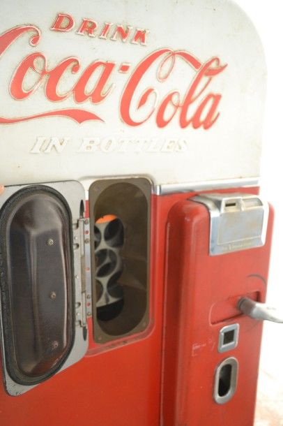 null Coca Cola ®
Distributeur rouge et blanc en métal laqué avec monnayeur
Plaque...