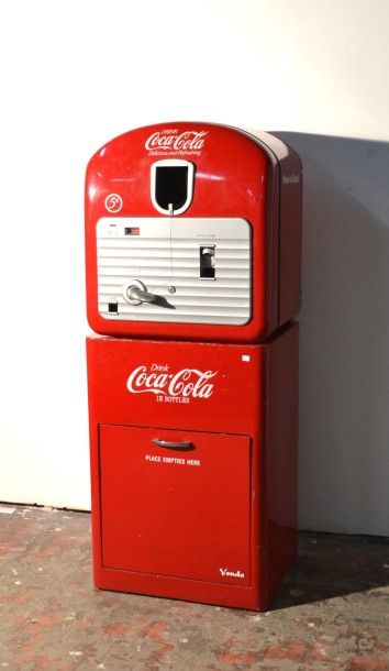 null Coca Cola ®
Distributeur rouge de marque Vendo en métal peint avec monnayeur
Plaque...