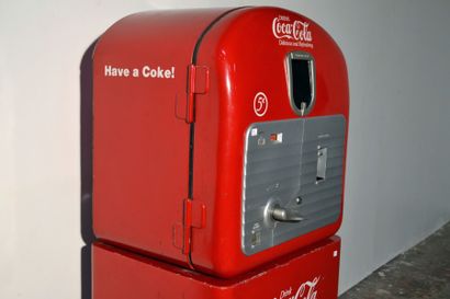 null Coca Cola ®
Distributeur rouge de marque Vendo en métal peint avec monnayeur
Plaque...