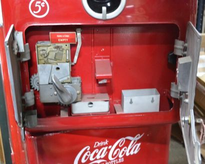 null Coca Cola ®
Distributeur rouge de marque Vendo en métal peint avec monnayeur
Plaque...