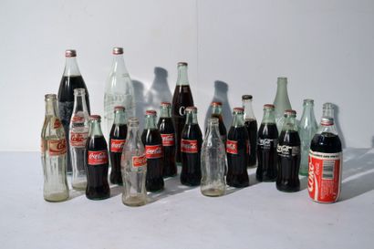 null Coca Cola ®
Lot de bouteilles Coca Cola en verre dont certaines publicitaires...