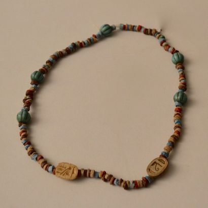 null Scarabée monté sur un collier de perles d'époque ptolémaîque et postérieur.