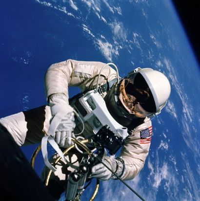 NASA - 1965 Mission Gémini IV (1). Ed. White volant suspendu dans le vide spatial...