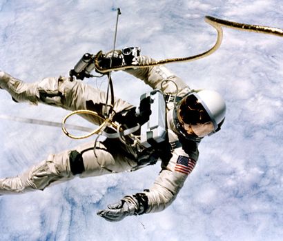 NASA - 1965 Mission Gémini IV (2). Ed. White volant suspendu dans le vide spatial...