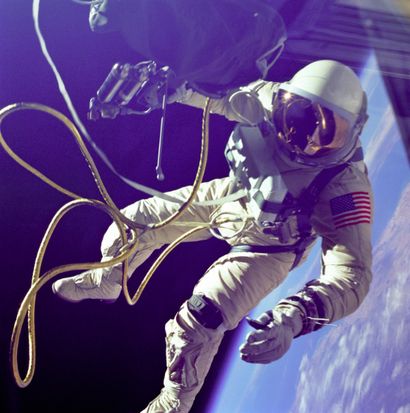 NASA - 1965 Mission Gémini IV (3). Ed. White volant suspendu dans le vide spatial...