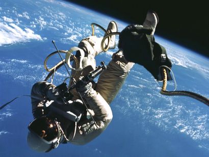 NASA - 1965 Mission Gémini IV (4). Ed. White volant suspendu dans le vide spatial...