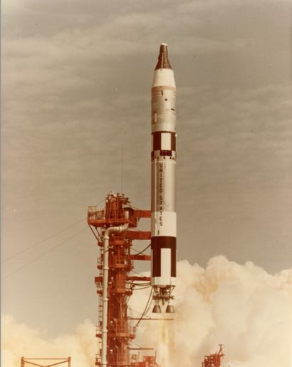 NASA - 1965 Décollage de la fusée Gémini depuis le centre spatial Kennedy. Circa...