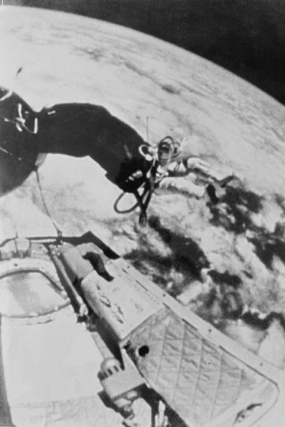 NASA - 1965 Gémini IV. Rare grand format. Première image d'un astronaute flottant...