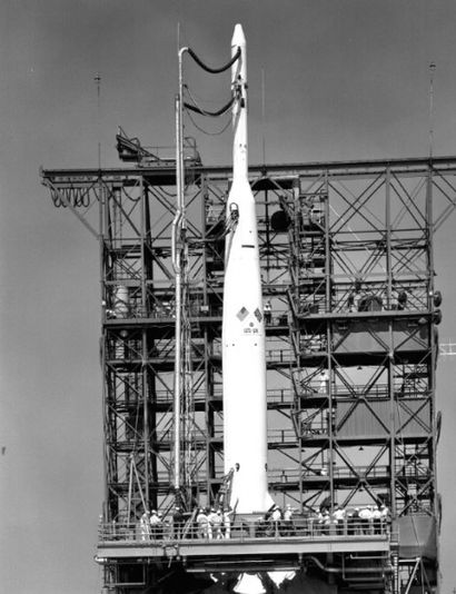 NASA - 1950 Fusée Delta 9 sur son pas de tir, circa 1950.
Tirage chromogénique postérieur....