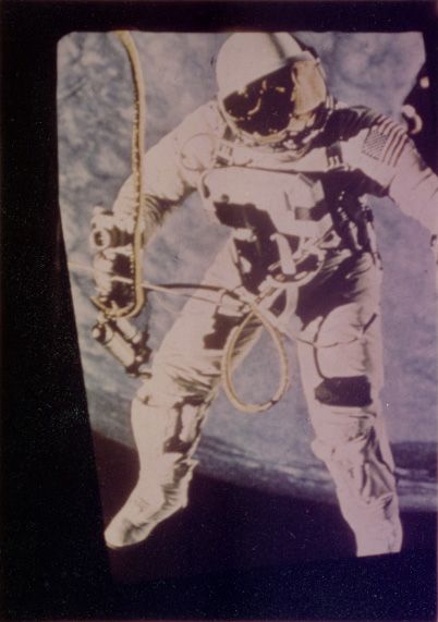 NASA - 1965 Gémini IV. 1ère sortie extra-véhiculaire d'un astronaute américain dans...