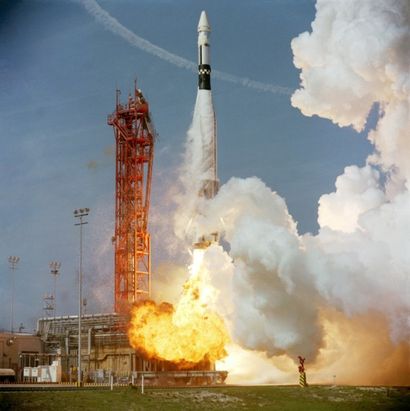 NASA - 1966 Décollage de Gémini 8, fusée Atlas-Agena. 1966.
Tirage chromogénique...