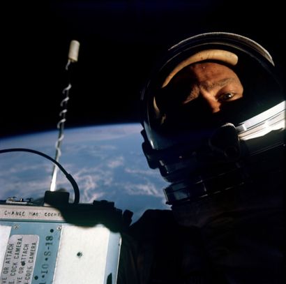 NASA - 1966 Le 1er Selfie de l'espace par Buzz Aldrin au cours de la mission Gémini...