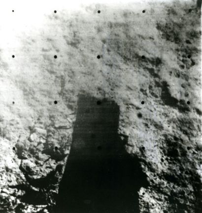 NASA - 1967 Sonde Surveyor III. 1967. Vue rapprochée de la première tranchée réalisée...