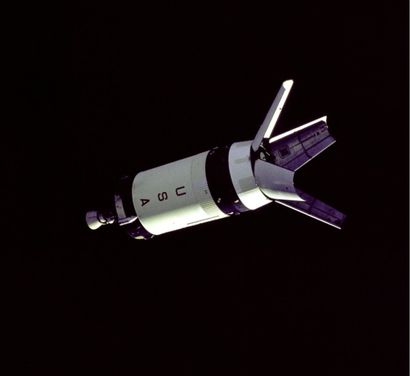 NASA - 1968 Apollo 7. Vue distante dans le noir de l'étage de la fusée Saturne S-IVB...