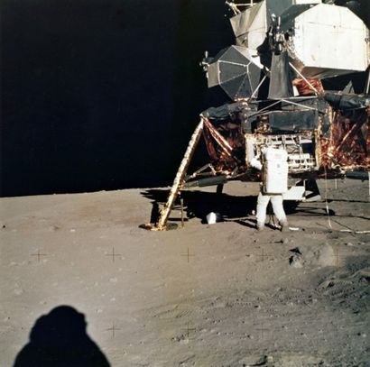 NASA - 1969 Apollo 11, 21 juillet 1969. Buzz Aldrin devant le module lunaire avec...