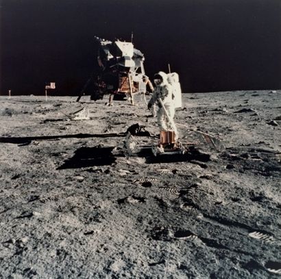 NASA - 1969 Apollo 11, 21 juillet 1969. Buzz Aldrin expérime le sismographe sur le...