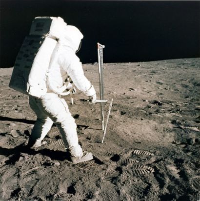 NASA - 1969 Apollo 11, 21 juillet 1969. Buzz Aldrin réalise un prélèvement de sol...
