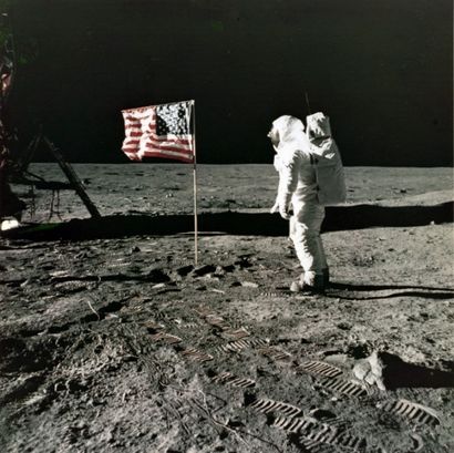 NASA - 1969 Apollo 11, 21 juillet 1969. Buzz Aldrin debout à côté du drapeau américain...