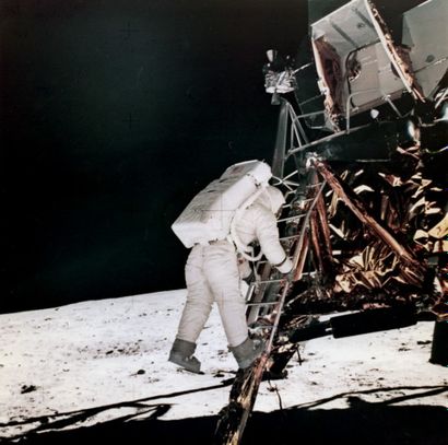 NASA - 1969 Apollo 11, 21 juillet 1969. Buzz Aldrin s'apprête à poser le pied sur...