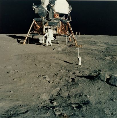 NASA - 1969 Apollo 11, 21 juillet 1969. Buzz Aldrin récupère des instruments dans...