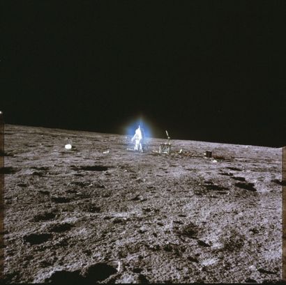 NASA - 1969 Apollo 12, 19 novembre 1969. Alan Bean explore l'Océan des Tempêtes entouré...
