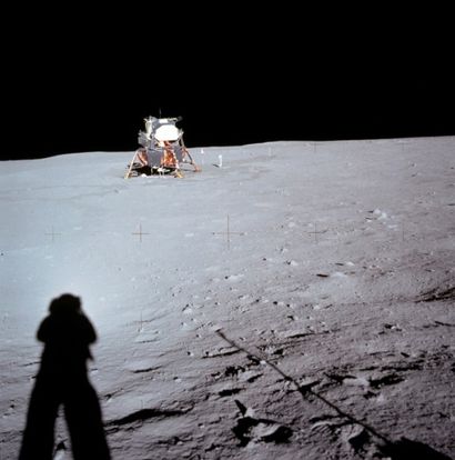 NASA - 1969 Apollo 11, 21 juillet 1969. Neil Armstrong photographiant le module lunaire...