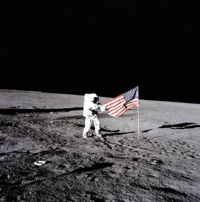 NASA - 1969 Apollo 12, 19 novembre 1969. L'astronaute Charles "Pete" Conrad devant...