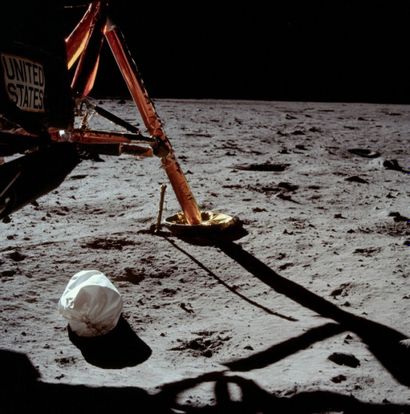 NASA - 1969 Apollo 11, 21 juillet 1969. 1er sac poubelle sur la lune.
Tirage chromogénique...