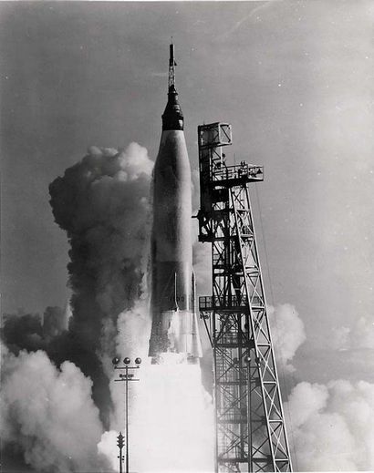 NASA - 1962 Mercury. Lancement de la fusée Mercury-Atlas 8. 5ème mission spatiale...