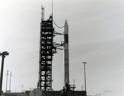 NASA - 1963 Fusée Air Force Atlas 2 sur son site de lancement du complexe 36A s'apprêtant...
