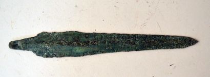 null Important poignard à soie avec trou de rivet

Bronze 22 cm

Age du Bronze a...