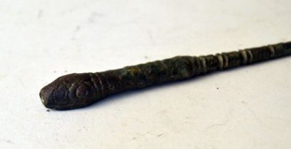 null Epingle se terminant par une tête de reptile

Bronze 21 cm

Luristan (restauration...