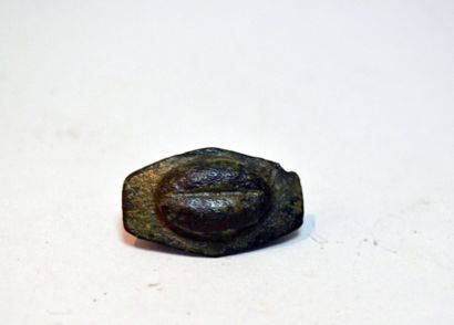 null Applique de harnais en forme de vulve

Bronze 2,6 cm

Période gallo romaine...