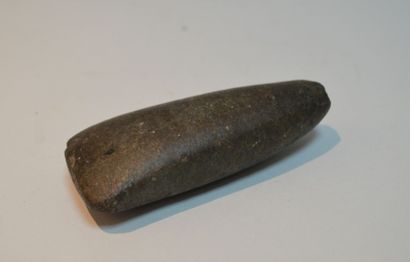 null Hache polie en pierre dure noire

Néolithique 10.7 cm