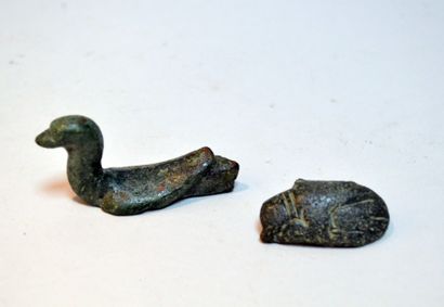 null Deux bronzes animaliers en forme de chien couché et en forme de canard

Bronze...