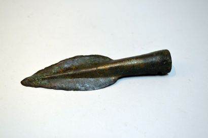 null Pointe de lance à douille

Bronze 12 cm

Age du bronze final