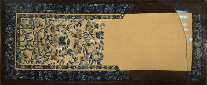 Chine, XIX° siècle Deux paires de manches de kimono (encadrées)
