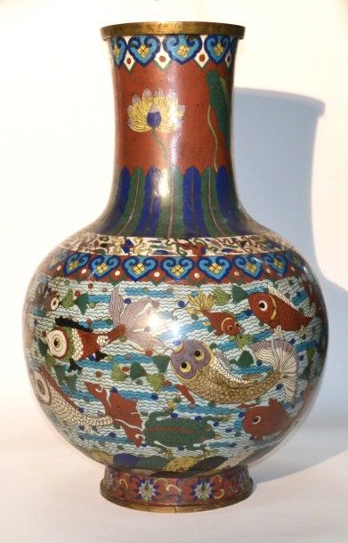 CHINE Important vase en émaux cloisonnés
À décor de carpes, quartefeuilles, poignards,...