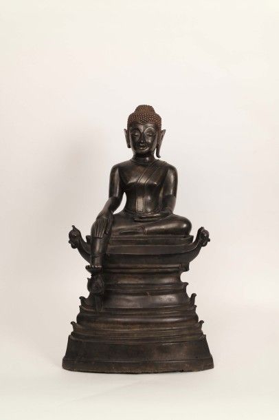 null Laos
Bouddha en position de délassement sur son trône étagé
Bronze à jolie patine
XVIII°...