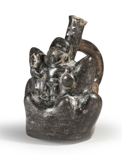 Pérou, Culture Mochica tardive Vase étrier
Orné d'un personnage masculin coiffé d'un...