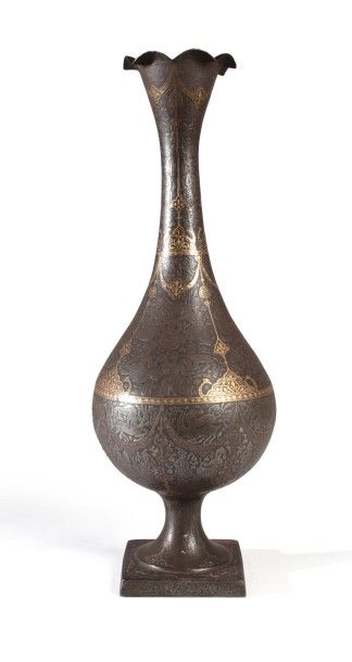 IRAN Grand vase balustre
En acier damasquiné d'or
Panse balustre et ouverture en...