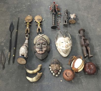 null Un lot de masques et sculptures
Africaines