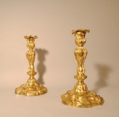 D'après Juste Aurèle Meissonnier Paire de Flambeaux
En bronze doré et ciselé formant...