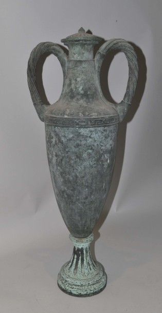 null Grand Vase à l'antique à anses torses
En bronze à patine vert antique
Il repose...