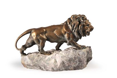 ECOLE FRANÇAISE du XX° siècle Lion
Bronze sur une terrasse en pierre au naturel
