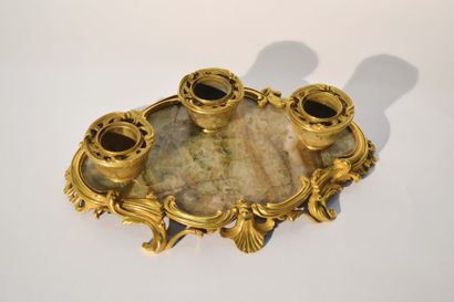 null Encrier
En spath fluor et bronze doré
Style Louis XV À trois godets, à décor...