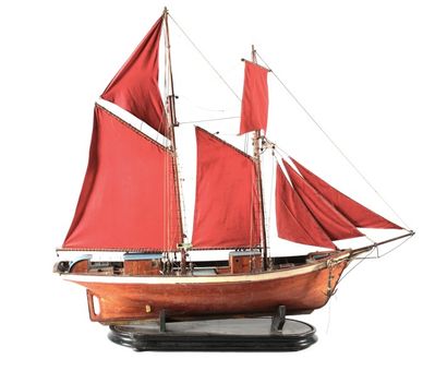 null Maquette de bateau
Hauteur 101 cm, Longeur 114 cm
(mât de laupie recollé)