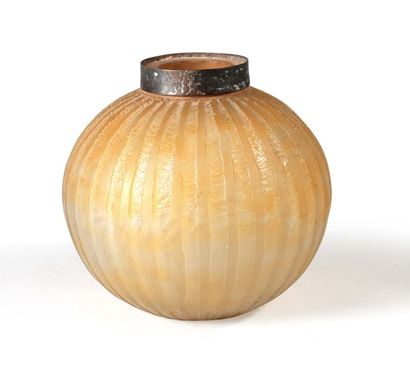 DAUM (Attribué à) Vase boule à décor de côtes
Monture en métal argenté sur le col
Hauteur...